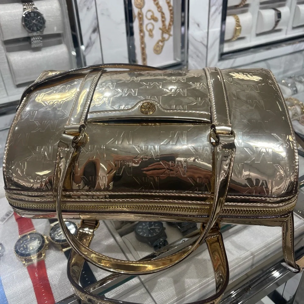 MICHAEL KORS Jet Set Md Metallic Logo Debossed Satchel Duffle
Pale Gold
NWT - Picture 16 of 16